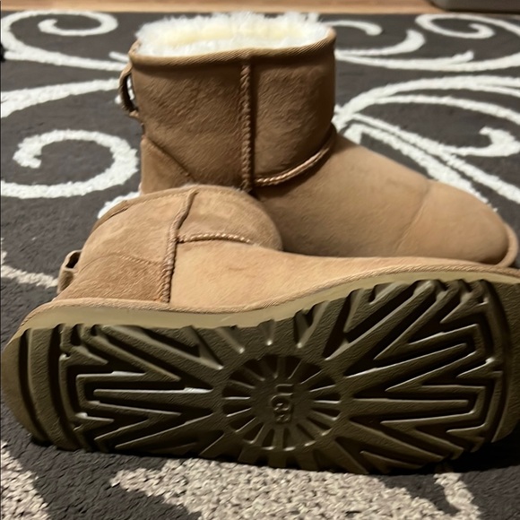 UGG  boots - Picture 2 of 3